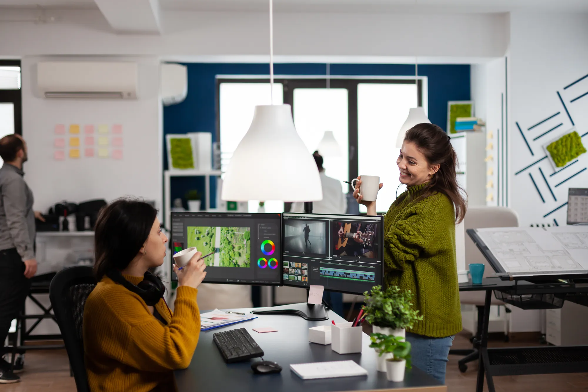 Equip d'Adaptive treballant en màrqueting, disseny i tecnologia